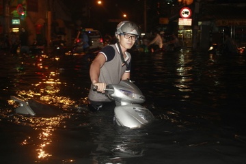 Sai Gon ngap trong 'bien nuoc den' hinh anh
