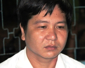 Tat axit vao 4 thay, co giao vi 2 vo chong bi ky luat hinh anh