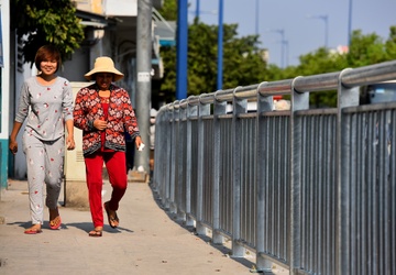 Nguoi di bo Sai Gon thenh thang tren via he rieng hinh anh