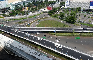 Ngay dau thong xe cau vuot cua ngo san bay Tan Son Nhat hinh anh