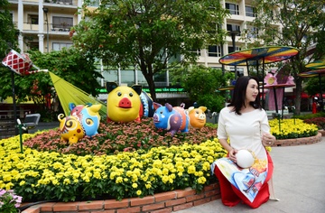Xuan ve tren pho di bo Nguyen Hue ngay 28 Tet hinh anh