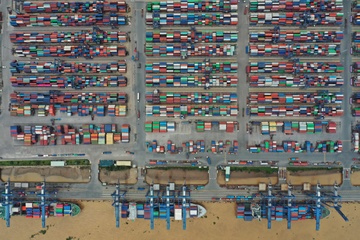 Hang nghin xe container nhich tung chut vao cang lon nhat Viet Nam hinh anh