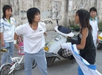 Nu sinh Dong Thap danh ban nhap vien hinh anh