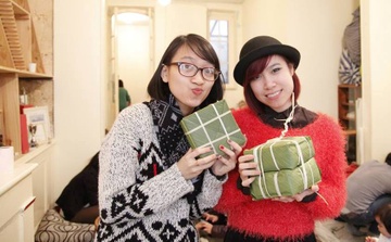 Du hoc sinh Viet tren khap the gioi goi banh chung don Tet hinh anh