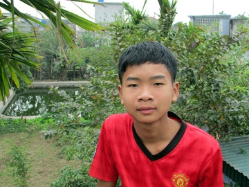 Cau hoc tro lop 9 nuoi chim kiem tien den truong hinh anh