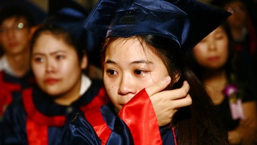 Hoc tro cuoi cap khoc nuc no trong le truong thanh hinh anh