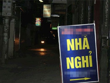 Bi cuop khi ru ban dong tinh vao nha nghi hinh anh