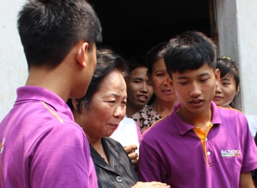 Me thu khoa DH Y rot nuoc mat khi Pho chu tich nuoc ve tham hinh anh