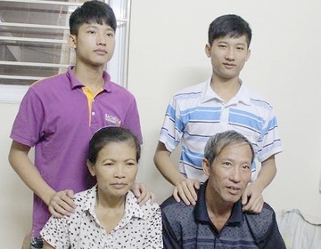 Gia dinh thu khoa ngheo DH Y sum hop trong can nha tien nghi hinh anh