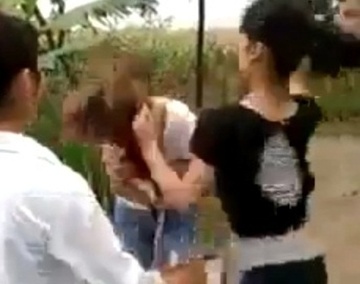 Nu sinh dong y de ban tat lien tiep vao mat hinh anh