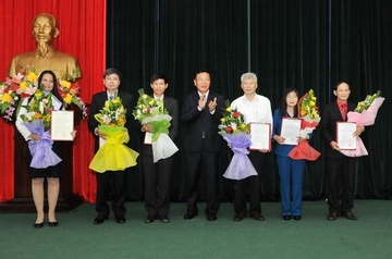 Bo GD&DT bo nhiem 3 pho vu truong hinh anh