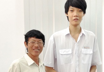 Si tu cao 2,04 m va nhung thi sinh dac biet o ky thi DH 2013 hinh anh