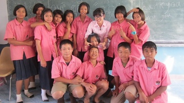 Co giao Viet Nam va nhung hoc tro Thai Lan hinh anh