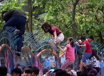 Treo rao cong vien nuoc vao de thi thu THPT quoc gia hinh anh