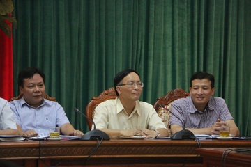 Lãnh đạo Sở GD&ĐT trả lời báo chí. Ảnh: Quyên Quyên.