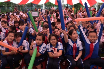 Thi giai toan bang tieng Anh tren mang hinh anh