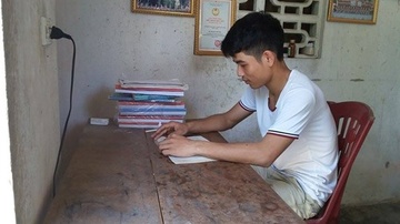 Cau hoc tro ngheo gioi Van va uoc mo lam trinh sat hinh anh