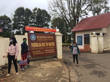 Truong bo mon trao bai thi cho sinh vien vi tinh cam hinh anh