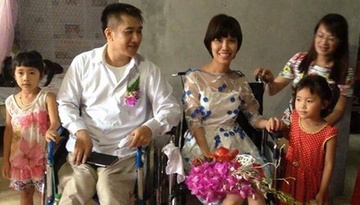 Moi tinh ky dieu tren hai chiec xe lan hinh anh