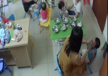 Xem clip co giao tat lien tiep vao mat tre ma rot nuoc mat hinh anh