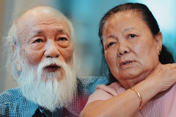 Chuyen tinh nam tay nhau di qua 60 mua khai giang hinh anh