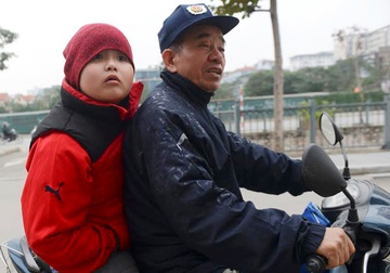 Ha Noi 9,9 do C, hoc sinh mam non, tieu hoc duoc nghi hinh anh