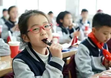 Nu sinh lop 5 gay chu y vi khong muon hoc Harvard, chi can hanh phuc hinh anh