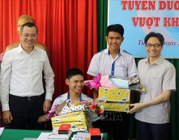 Cau hoc tro bai nao ban ve so va 'nguoi ban cung tien' hinh anh