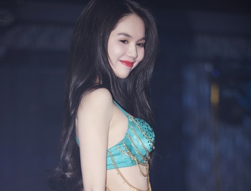 Ngoc Trinh dien noi y tren san khau My hinh anh