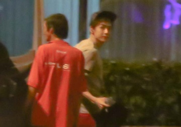 SNSD, 2PM vay chao tam biet fan khi roi Sai Gon luc nua dem hinh anh