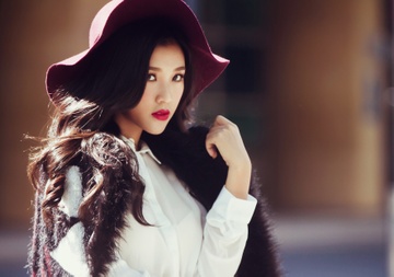 A hau Hoang Oanh xuong pho voi loat xu huong mua thu hinh anh