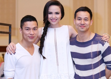 Ban doi dong tinh ho tro Adrian Anh Tuan chuan bi show dien hinh anh