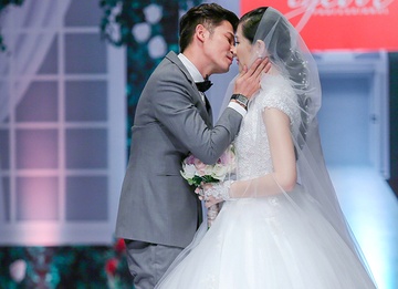 Huy Khanh hon Mac Anh Thu say dam tren san catwalk hinh anh