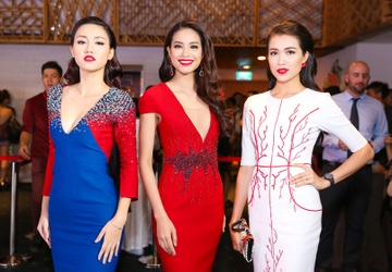 Pham Huong do sac cung hai a hau tren tham do hinh anh