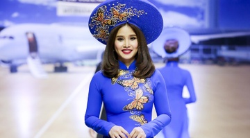 Le Hang, Thao Trang noi bat khi trinh dien ao dai xuan hinh anh