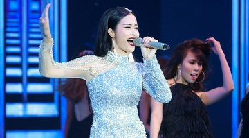 Dong Nhi di chan tran nhay sexy tren san khau hinh anh