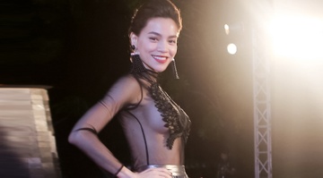 Ho Ngoc Ha mac vay ho bao tren song truyen hinh hinh anh