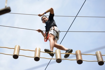 Bay nhay, leo treo nhu Tarzan trong cong vien khi hinh anh