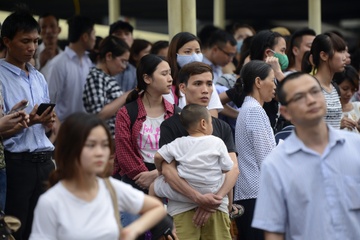 Nguoi dan un un ra ben xe ve que nghi le 30/4 hinh anh