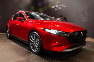 Cong dong bat ngo khi Mazda3 moi gia ngang xe hang D hinh anh