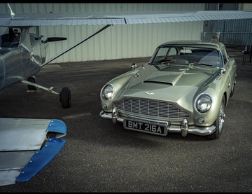 Mo hinh xe Aston Martin cua James Bond co gia 201.007 USD hinh anh