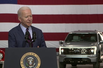 Tong thong Biden hao hung khi lai thu Ford F-150 Lightning hinh anh