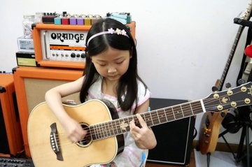 Than dong guitar 6 tuoi co tranh xa thi phi, khong muon vao showbiz hinh anh