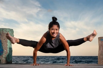 Nguoi phu nu goc Viet bo viec luong cao, di day yoga hinh anh