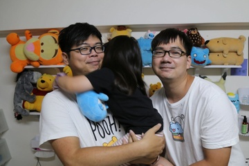 Cap dong tinh dau tien duoc nhan con nuoi o Dai Loan hinh anh