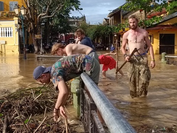 Khach Tay loi nuoc don rac sau bao o Hoi An hinh anh