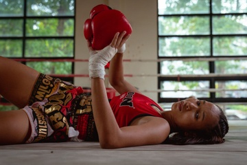 Tu co gai song o khu o chuot den ngoi sao Muay Thai hinh anh