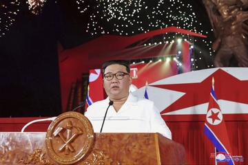 Ong Kim Jong Un canh bao san sang su dung vu khi hat nhan hinh anh