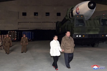 Seoul co tiet lo moi ve con gai ong Kim Jong Un hinh anh