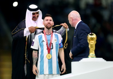 Nhieu anh mat don vao ban hop dong 30 trieu USD cua Messi hinh anh